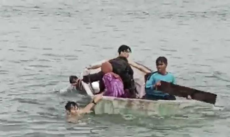 Singaporean Dad Saves 5 Teenagers From Drowning While on Holiday to Desaru, Regrets Failing to Save 1