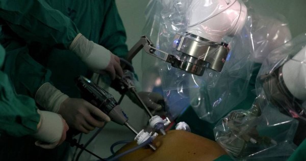 Robot quirúrgico magnético hace su debut internacional en hospital chileno, Noticias Mundiales