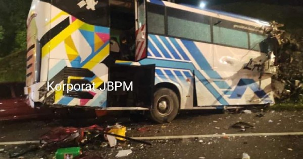马来西亚高速公路旅游巴士事故造成2人死亡、3人受伤 , Malaysia News