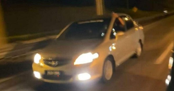 新加坡人在柔佛高速公路上被假警车追赶40公里，马来西亚新闻