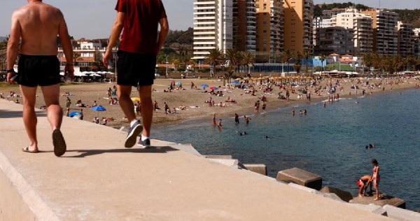 Surprised Spaniards face choice: Ballot box or the beach, World News