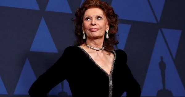 La cantante italiana premio Oscar Sophia Loren è in ospedale dopo una caduta, Entertainment News