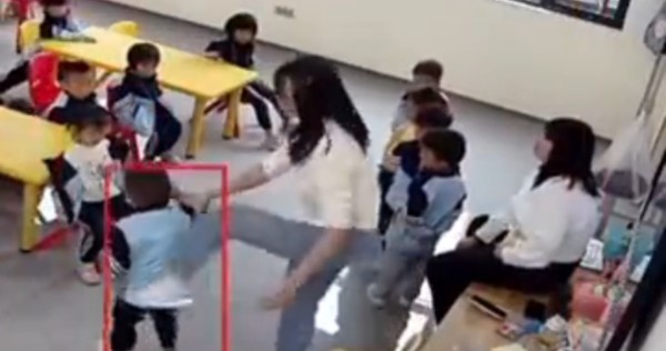 中国一名幼儿园老师对同事掌掴脚踢两名学生漠不关心 – 中新网