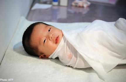 The pros and cons of swaddling your child