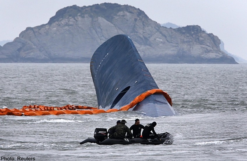 S Korea ferry disaster: Divers finally enter sunken vessel in hunt for survivors