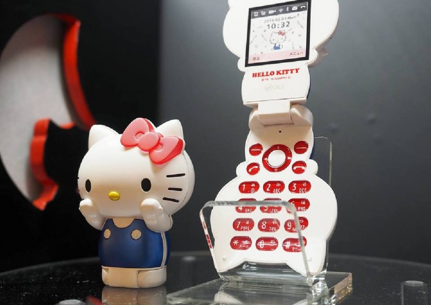 Say hello with a 7.8cm Hello Kitty flip-phone