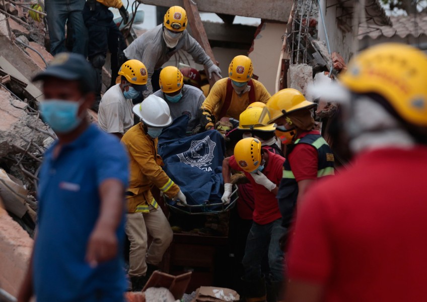 Rescuers pull out survivors of deadly Ecuador quake