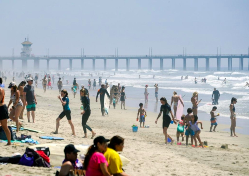Americans flock to beaches as US coronavirus cases hit record high