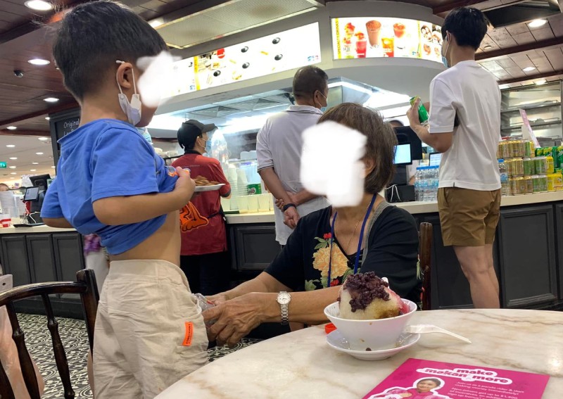 Child relieving himself in bottle at Tiong Bahru Plaza food court gets netizens all riled up