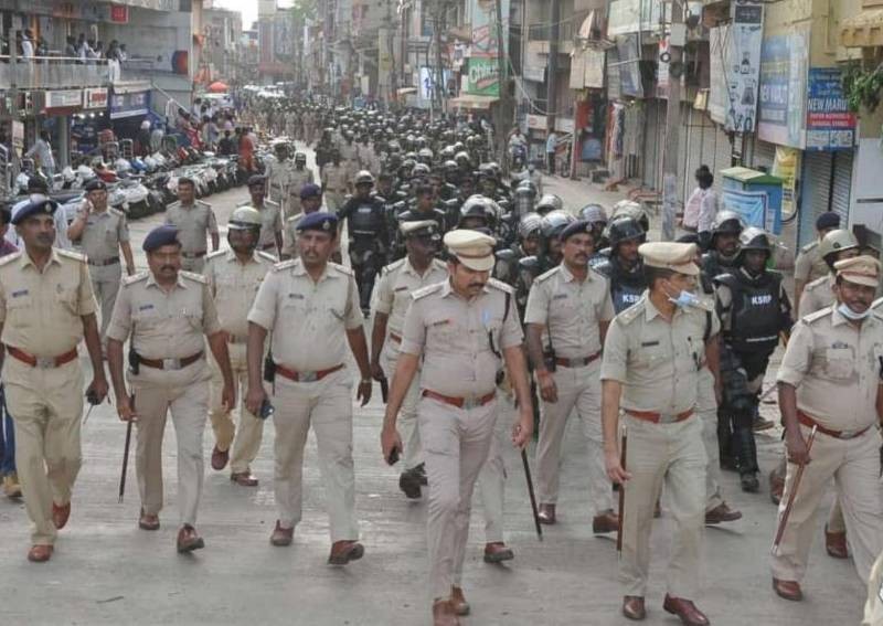 Police arrest dozens after mob attack in India