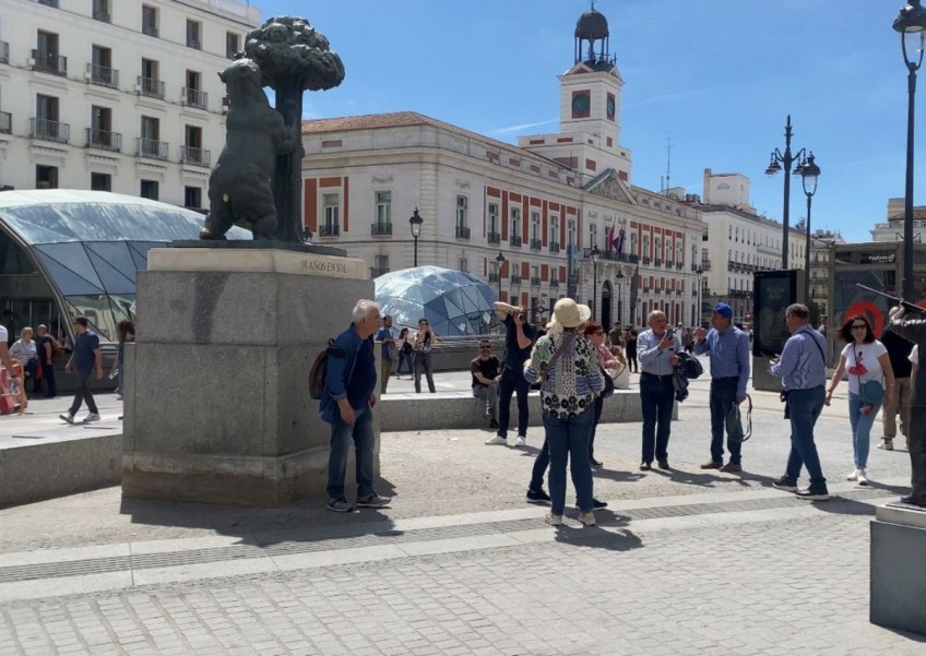 Spare the bear: Sculpture of Spain's rifle-wielding ex-king puzzles onlookers