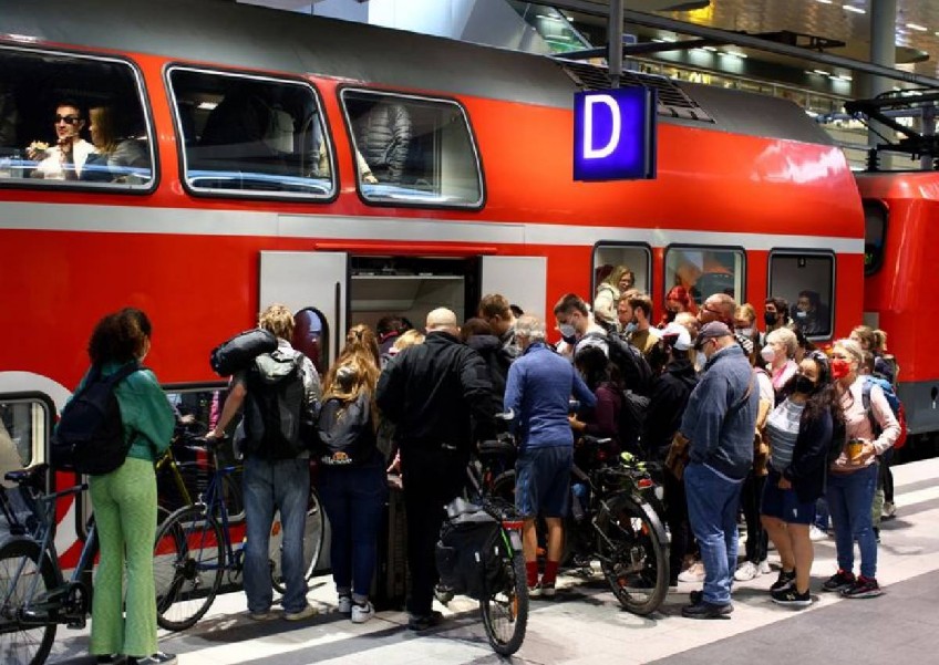 Strikes cripple German rail network, 4 airports