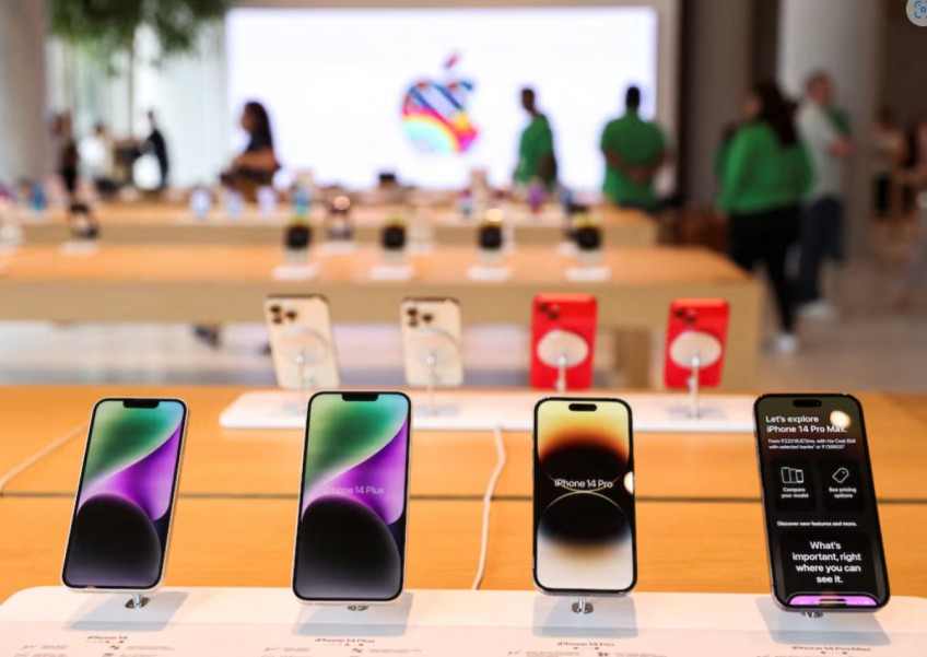 Apple loses top phonemaker spot to Samsung as iPhone shipments drop, IDC says