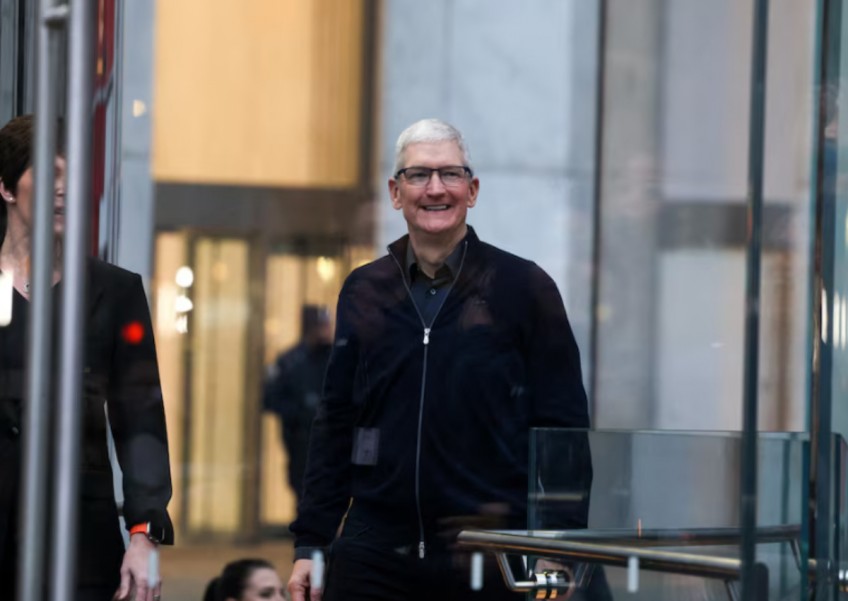 Apple CEO Tim Cook arrives in Vietnam to meet users, boost supplier ties