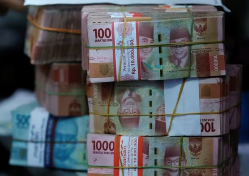 Indonesian rupiah hits 4-year low, prompts central bank intervention