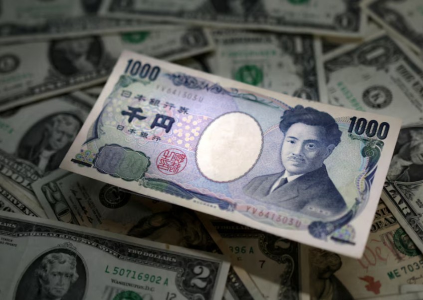 Japan's yen falls to lowest since 1990