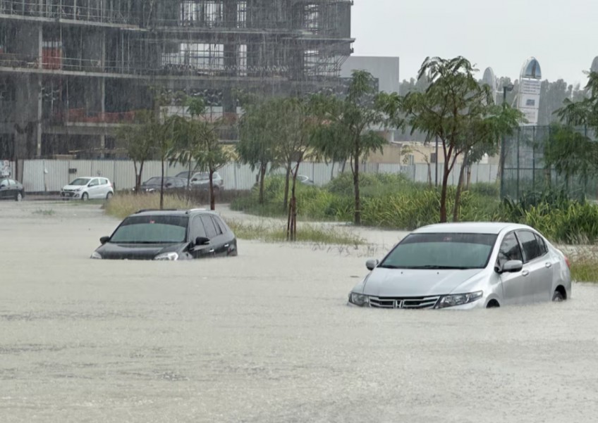 At least 1 dead after heavy rains set off flash floods in UAE