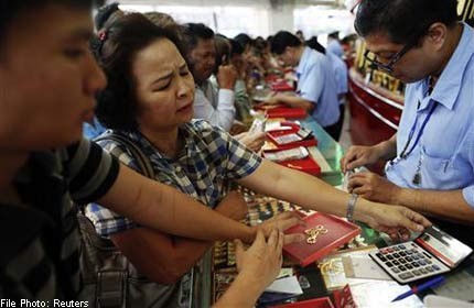 Rising Thai household debt spurs rate tussle