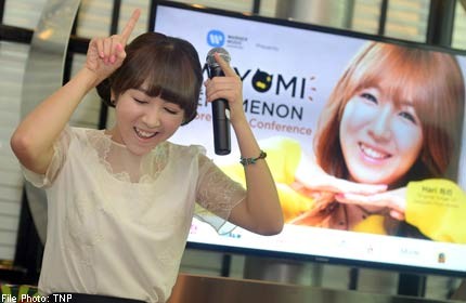 Cute singer behind Gwiyomi Song