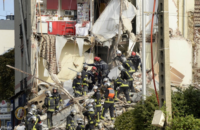 2 killed as Paris suburb building collapses in explosion