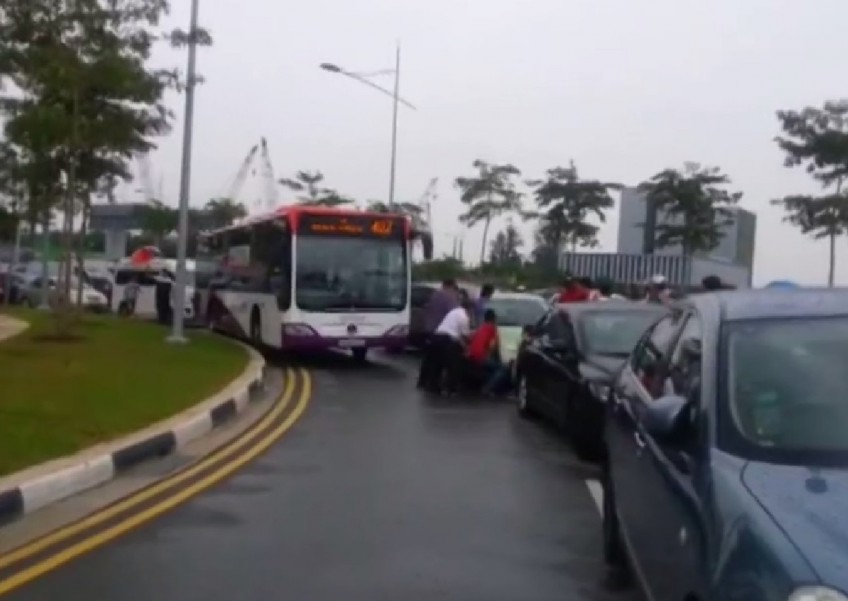 WATCH: Passers-bys help to push car that was obstructing traffic