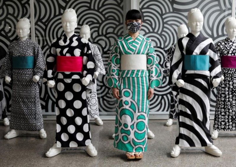 Coronavirus crisis threatens to unravel Japan's kimono heritage