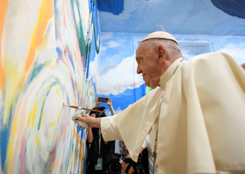 Not exactly Michelangelo, Pope Francis tries his hand at mural painting