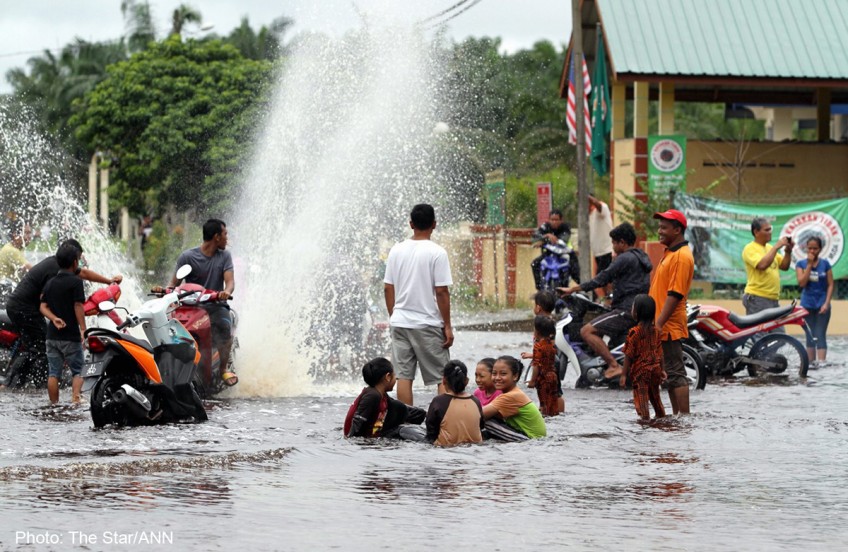 Thousands evacuated as floods sweep Malaysia