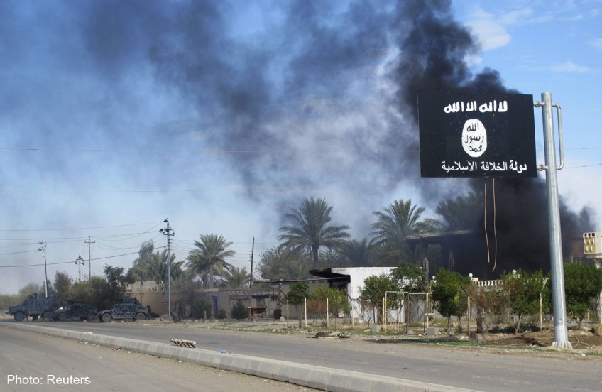 Islamic State cedes little ground despite air attacks