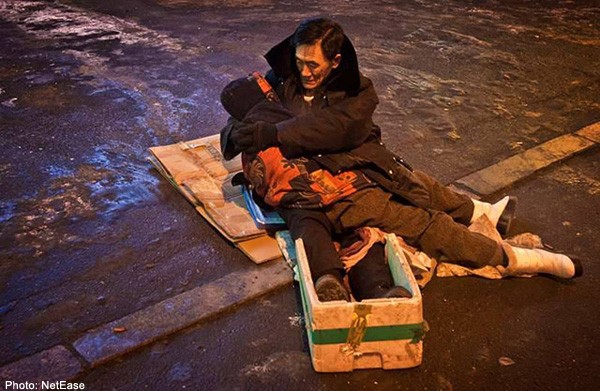 Man hugs wife's body for 2 hours in freezing cold after she dies on street