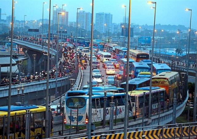 Singapore sends back 3 men who avoided traffic jam at JB Customs