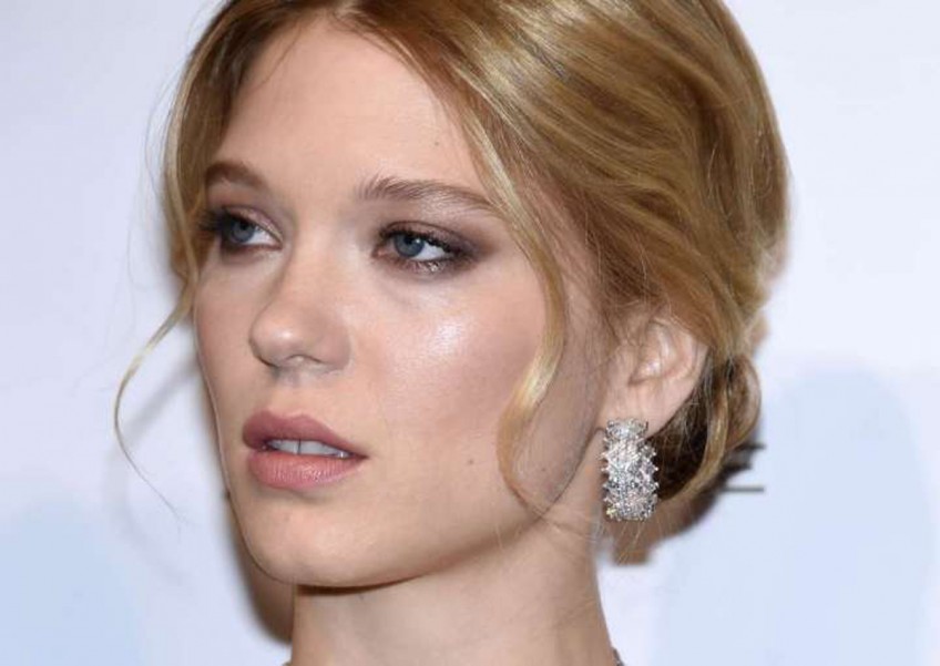 Simple, classic hairstyles for year-end parties