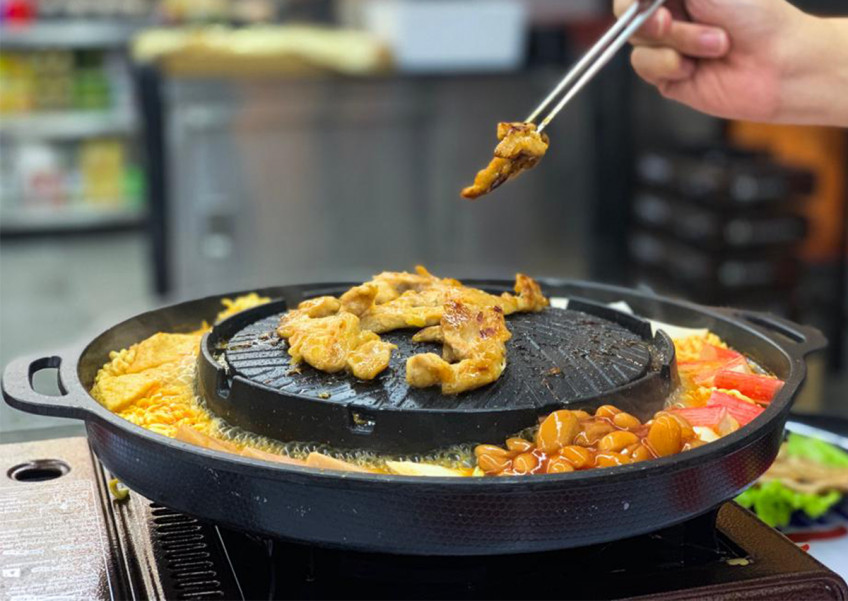 This Korean BBQ buffet stall in Singapore is giving a 15% discount to customers who are underweight 
