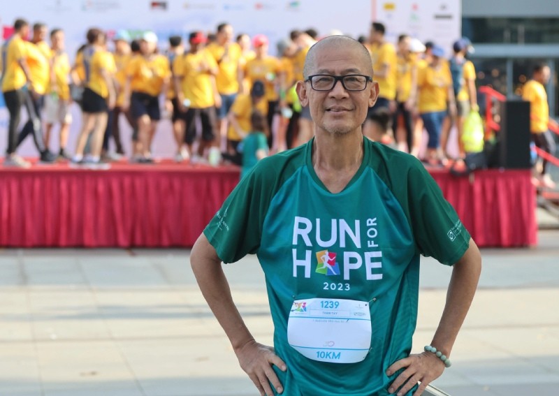 61-year-old man with lung cancer runs 10km for charity, hopes to inspire other patients