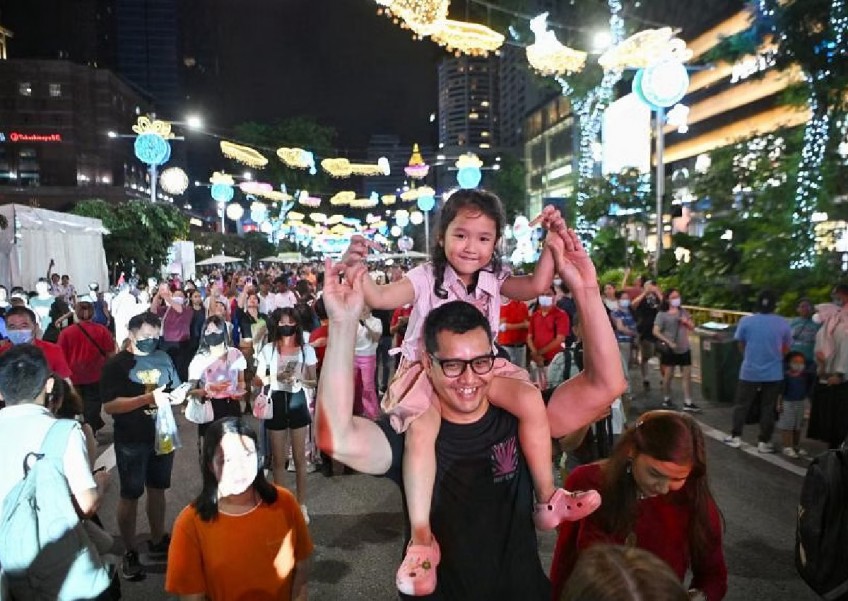 First-ever Christmas Eve street party on Orchard Road sees large crowds, bottleneck