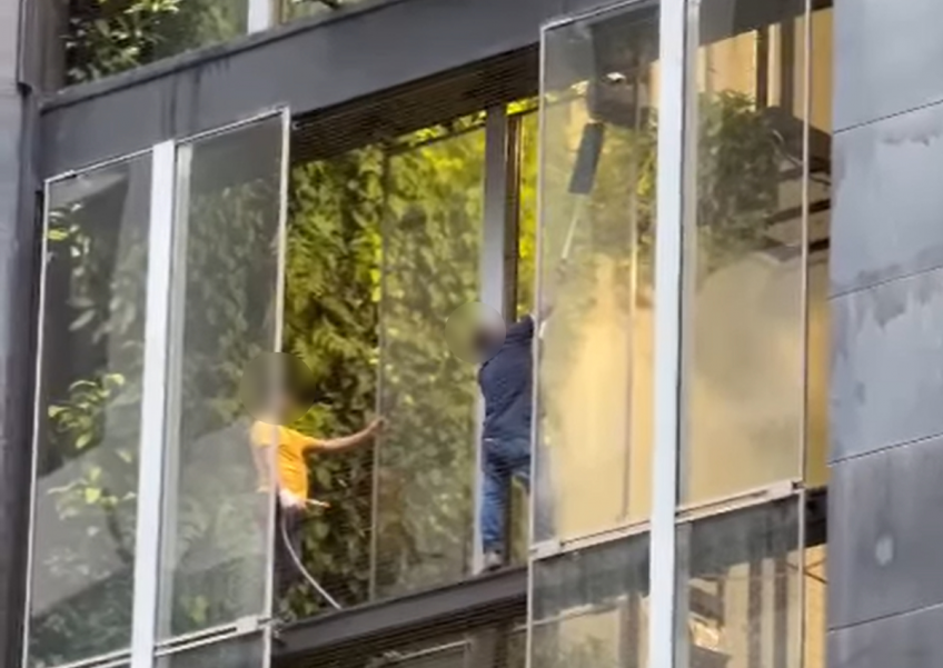 'No lifeline, no safety': Workers spotting cleaning on 4th floor of CBD building without harnesses