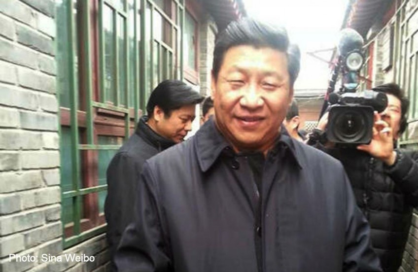 Xi takes a walk amid the smog - and the mood lifts