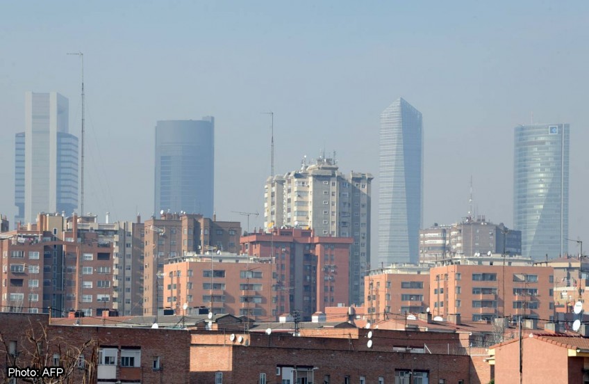 Choking in car fumes, Madrid locals curse pollution 