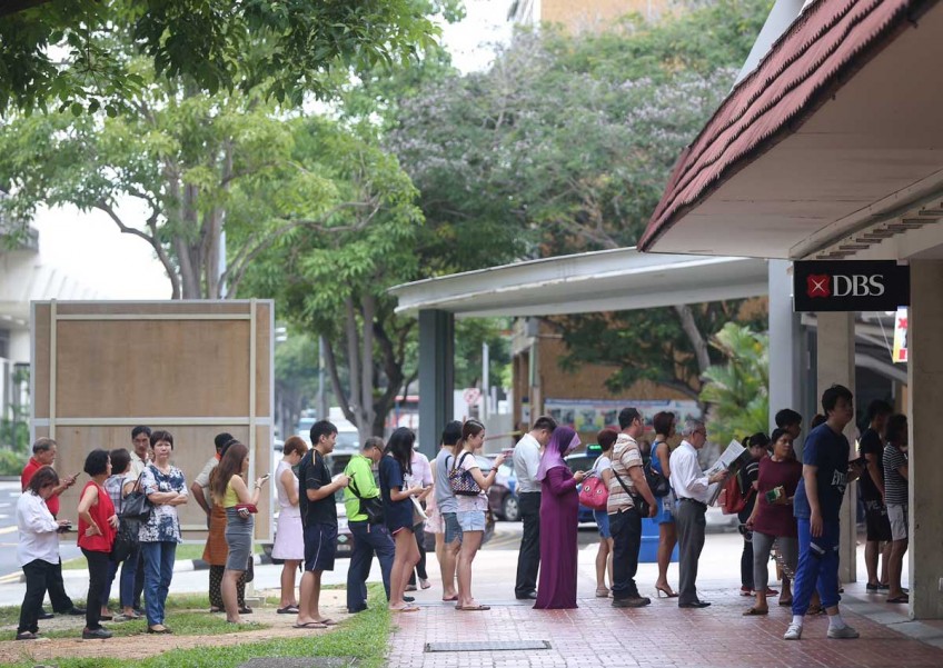 Long queues on Li Chun for those banking on better luck