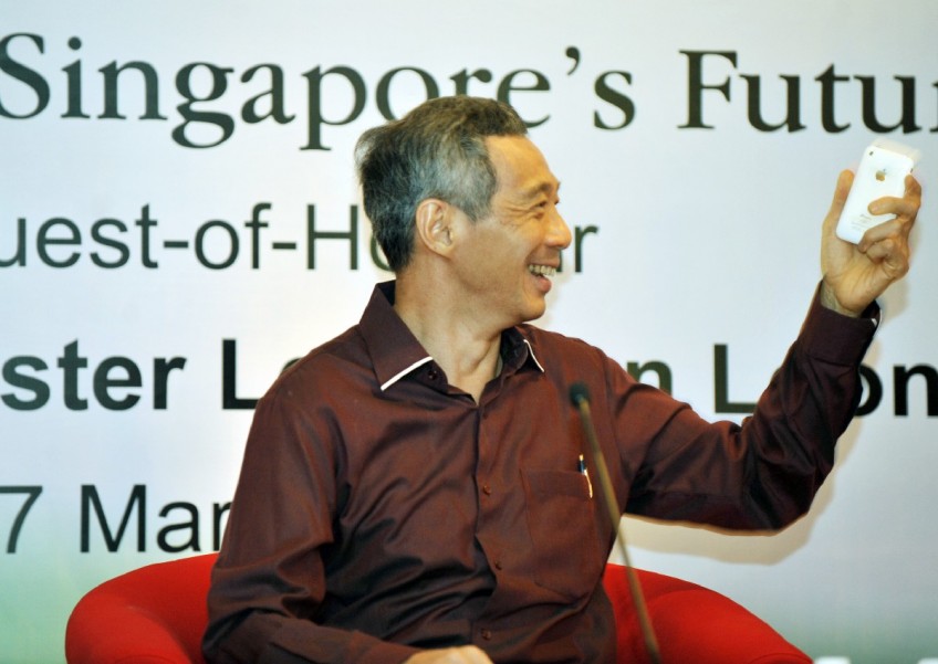 PM Lee Hsien Loong and his iPhone 6S