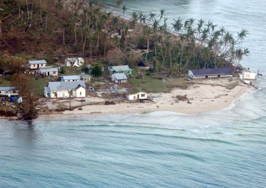 Tourists flee Fiji as cyclone toll hits 17