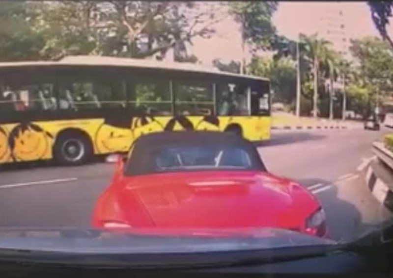 This made my day: Porsche driver asks for lift from deaf Grab driver instead of compensation after accident