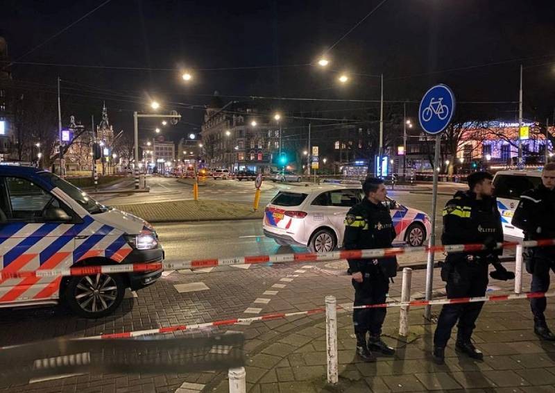 Hostage taker in Amsterdam Apple store dies of his injuries