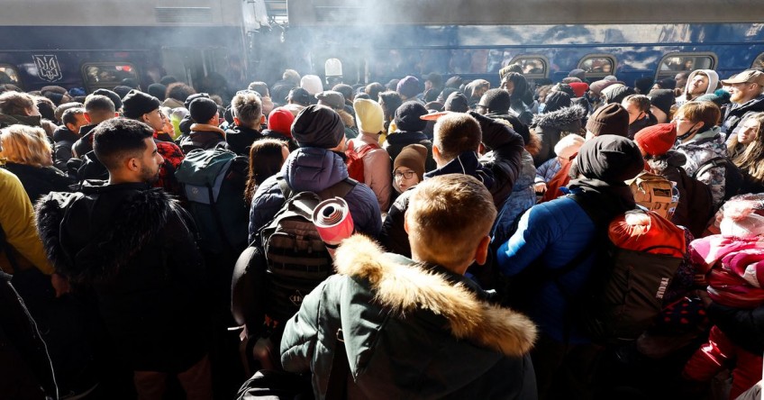 Guards fire shots as Ukrainians try to cram onto evacuation trains