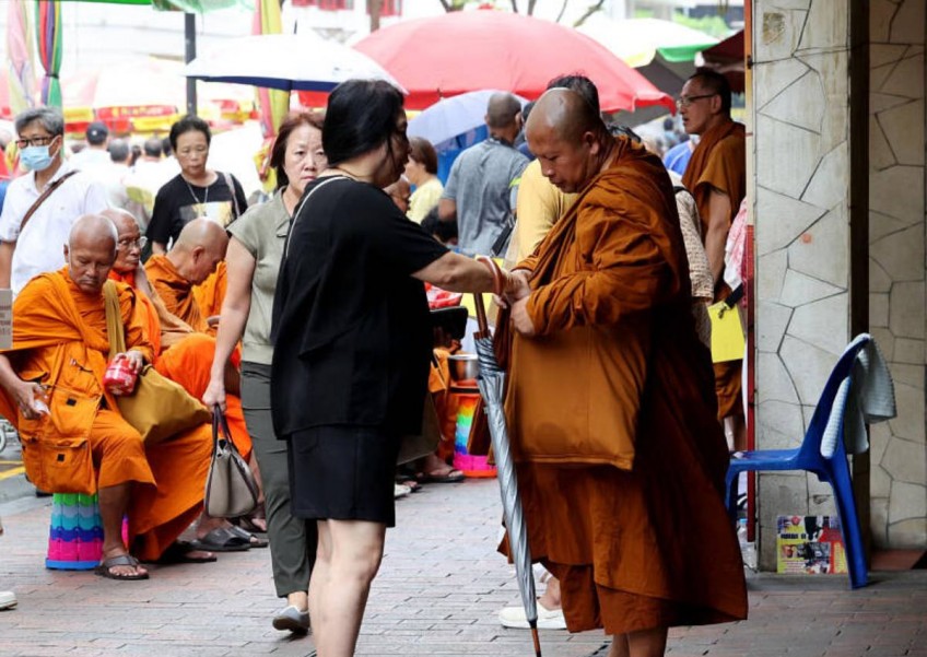 'They pestered devotees for ang baos': 15 monks surround people in Bugis to collect alms during CNY 
