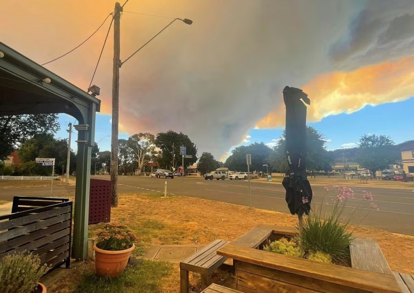 Australian homes destroyed in bushfires, 'extreme' heat ahead