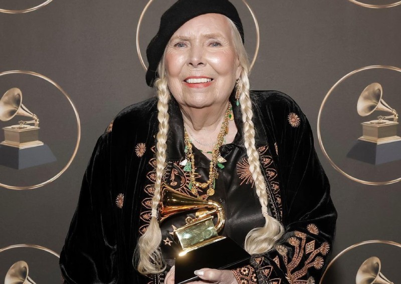 Joni Mitchell performs at Grammy Awards for the first time, with stunning rendition of Both Sides, Now