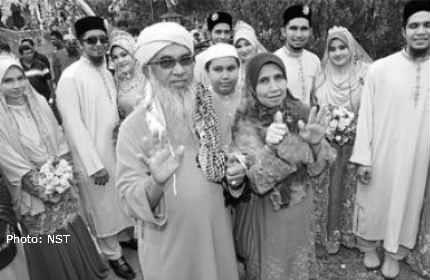 Parents marry off 5 kids in one go