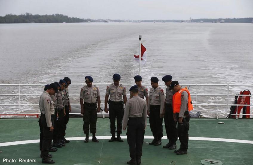 More AirAsia wreckage found but weather frustrates divers