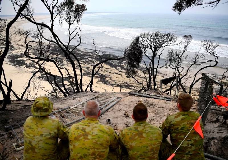 Navy brings emergency beer to fire-hit Aussie town
